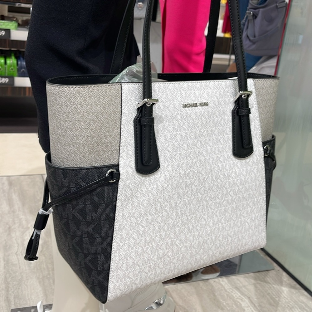 Michael Kors Voyager Large Color-Block Signature Logo Tote Bag
Optic White NWT - Picture 12 of 16